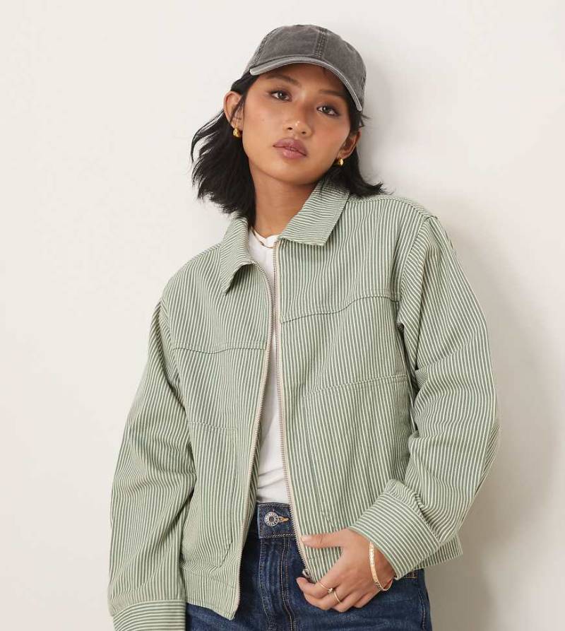 ASOS DESIGN Petite - Gestreifte Twill-Jacke mit Kragen-Bunt von ASOS Petite
