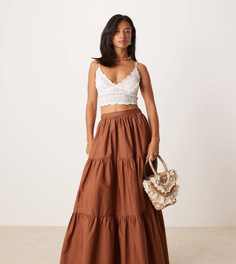 ASOS DESIGN Petite - Gestufter Boho-Maxirock in Braun von ASOS Petite