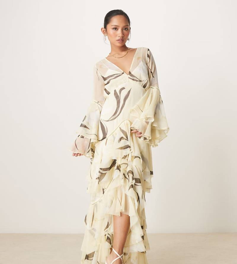 ASOS DESIGN Petite - Gestuftes Maxikleid mit tiefem Ausschnitt, Rüschen, Spitzeneinsätzen und Zitronen-Blumenprint-Bunt ASOS DESIGN Petite - Gestuftes Maxikleid mit tiefem Ausschnitt, Rüschen, Spitzeneinsätzen und Zitronen-Blumenprint-Bunt von ASOS Petite