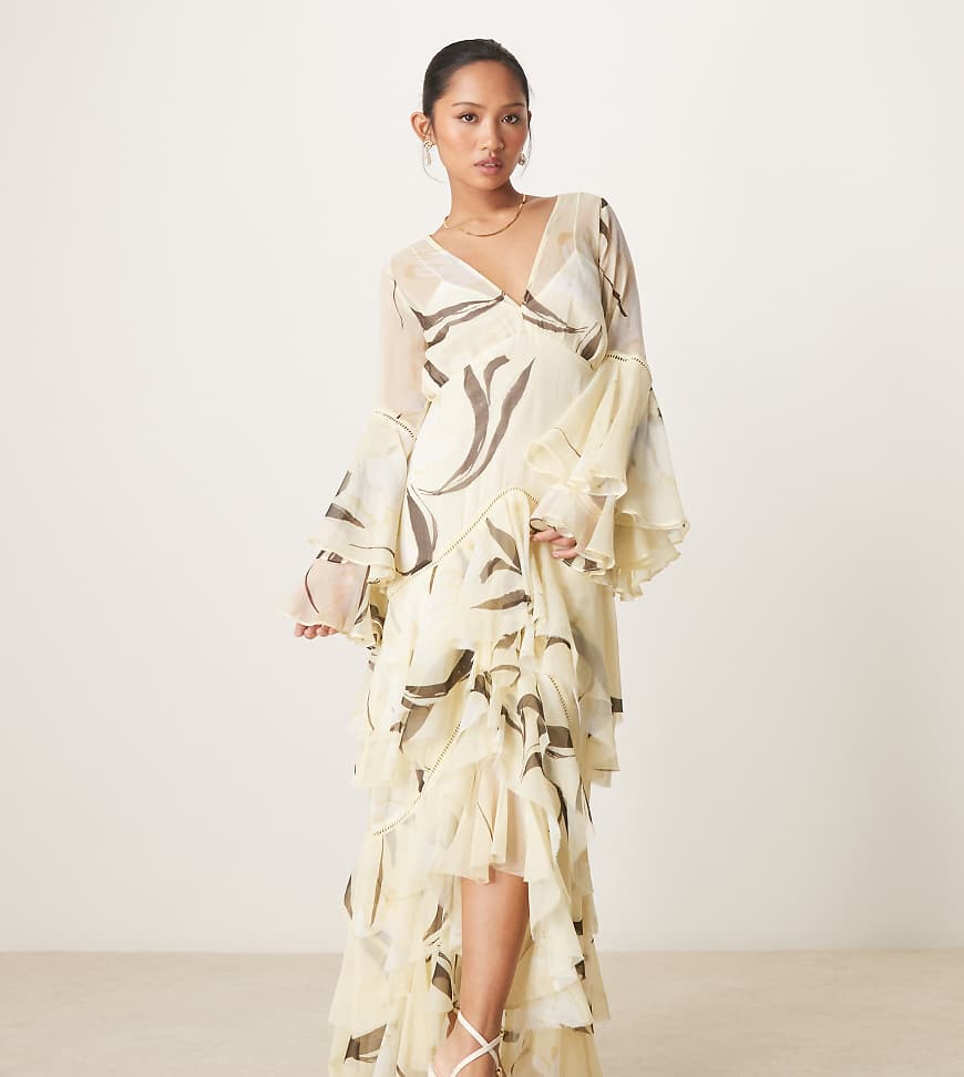 ASOS DESIGN Petite - Gestuftes Maxikleid mit tiefem Ausschnitt, Rüschen, Spitzeneinsätzen und Zitronen-Blumenprint-Bunt von ASOS Petite