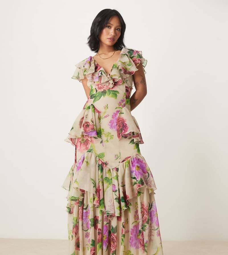 ASOS DESIGN Petite - Gestuftes Midaxi-Kleid in Flieder mit U-Ausschnitt, Rüschen, Flatterärmeln und Blumenmuster-Bunt von ASOS Petite