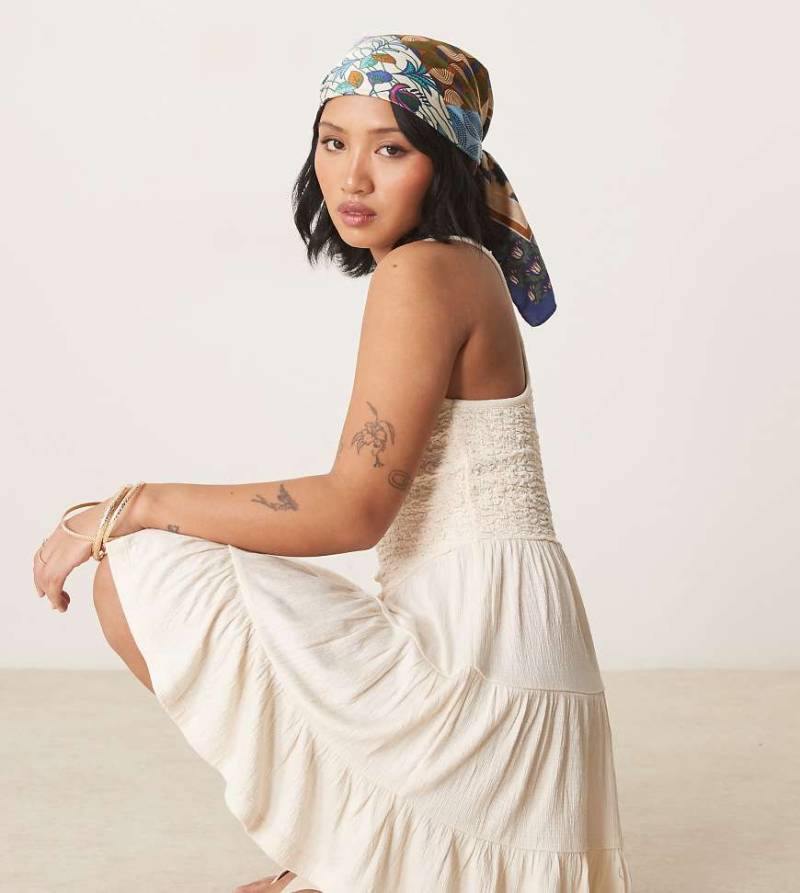 ASOS DESIGN Petite - Gestuftes Minikleid in Creme mit Knitterstruktur und U-Ausschnitt-Weiß von ASOS Petite