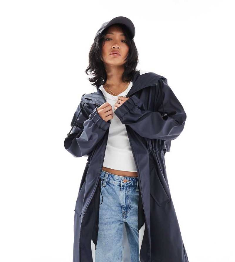 ASOS DESIGN Petite - Gummierter Regen-Parka in Marineblau mit Kontrastdetail von ASOS Petite