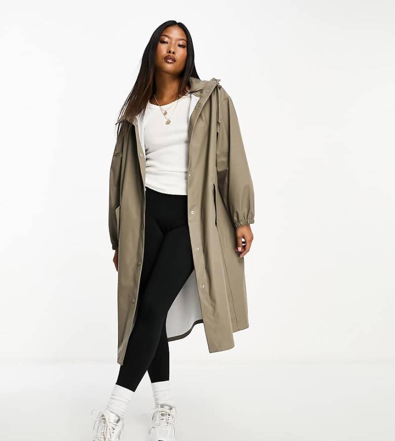 ASOS DESIGN Petite - Gummierter Regenparka in Pilzbraun von ASOS Petite