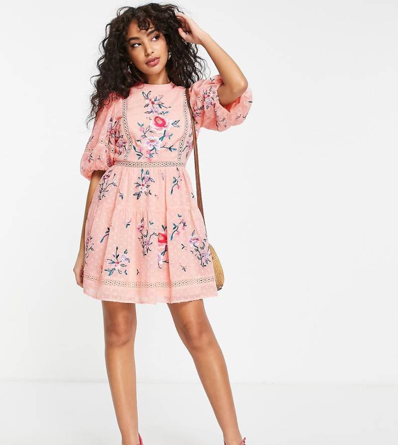 ASOS DESIGN Petite - Hochgeschlossenes, besticktes Minikleid in Rosa mit Noppenstruktur und Spitzenbesatz von ASOS Petite