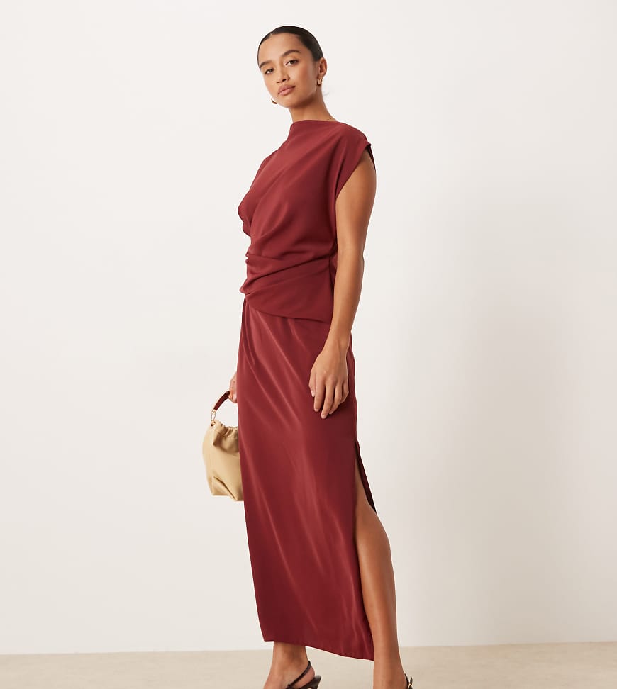 ASOS DESIGN Petite - Hochgeschlossenes, drapiertes Midikleid in Burgunderrot mit Falten von ASOS Petite