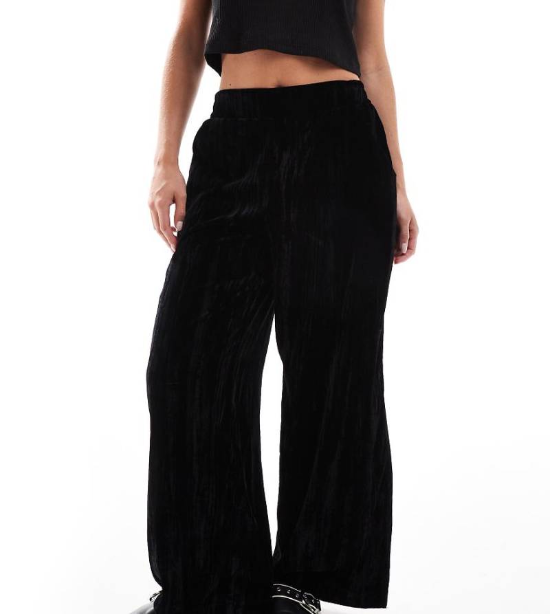 ASOS DESIGN Petite - Hose aus Knittersamt in Schwarz mit elastischem Bund von ASOS Petite