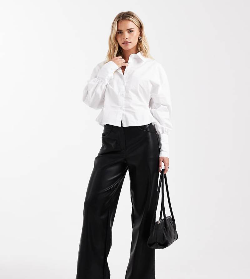 ASOS DESIGN Petite - Hose in Schwarz in Lederoptik mit weitem Bein von ASOS Petite