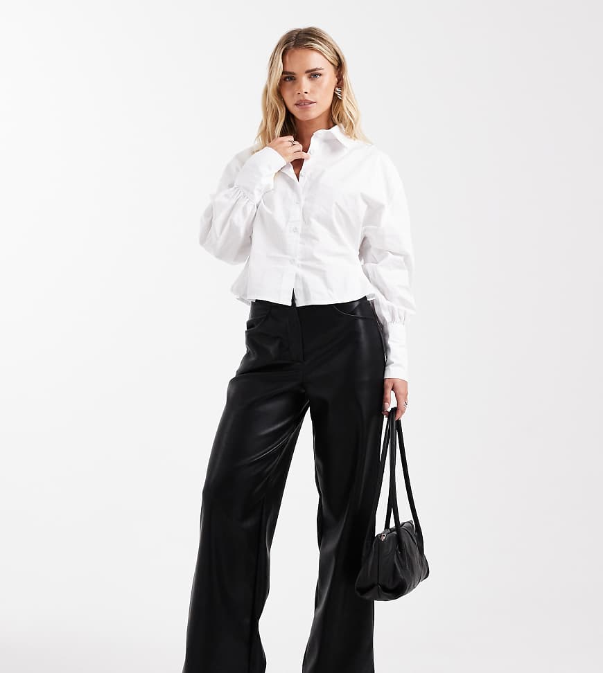 ASOS DESIGN Petite - Hose in Schwarz in Lederoptik mit weitem Bein von ASOS Petite