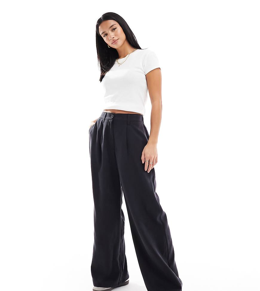 ASOS DESIGN Petite - Hose in verwaschenem Schwarz mit lockerem, geradem Schnitt von ASOS Petite