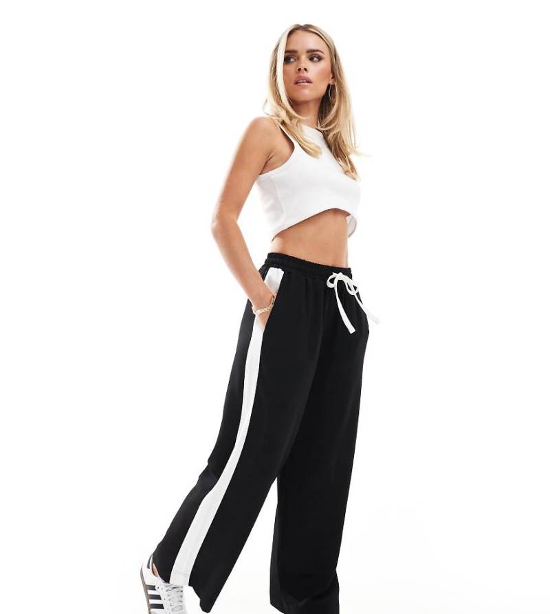 ASOS DESIGN Petite - Schlupfhose in Schwarz mit Kontrastbahn von ASOS Petite
