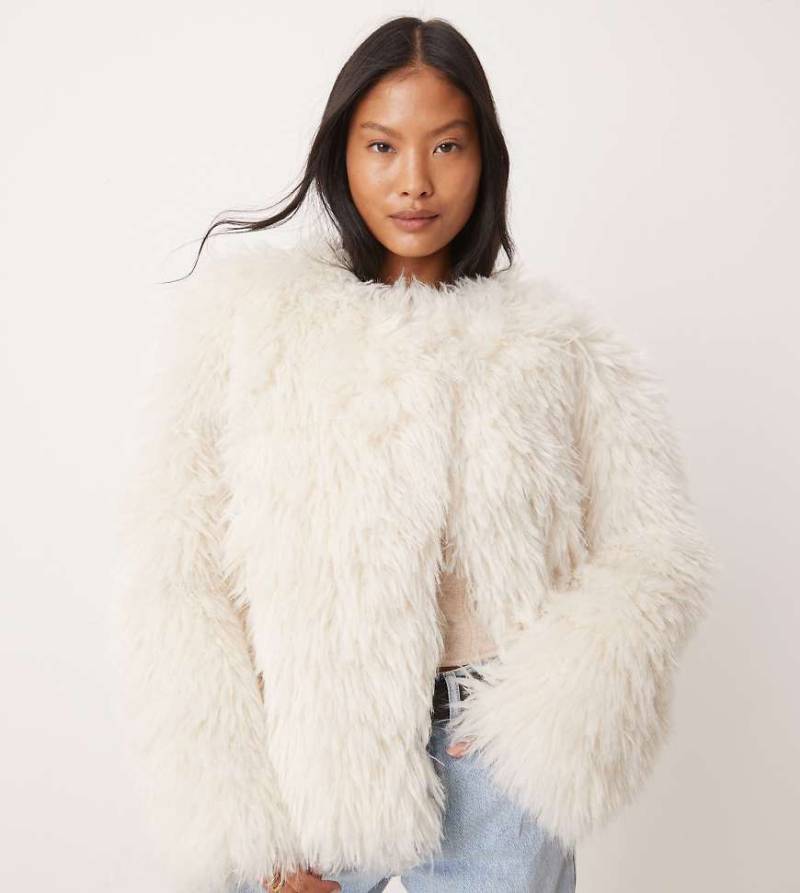 ASOS DESIGN Petite - Jacke aus zotteligem Kunstpelz in Cremeweiß von ASOS Petite
