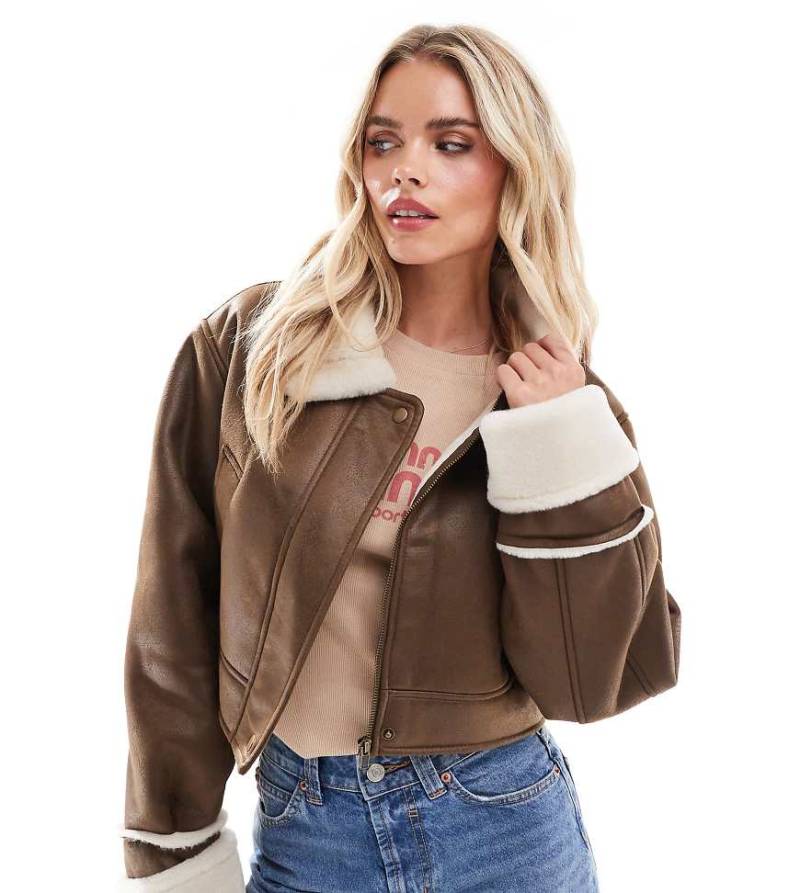 ASOS DESIGN Petite - Jacke in Haselnussbraun mit Reverskragen in Lammfelloptik von ASOS Petite