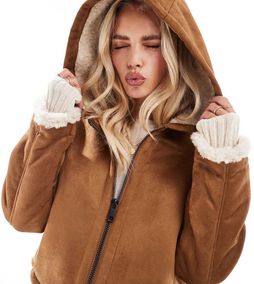 ASOS DESIGN Petite - Jacke in Hellbraun mit Kapuze und Futter aus Lammfellimitat-Neutral ASOS DESIGN Petite - Jacke in Hellbraun mit Kapuze und Futter aus Lammfellimitat-Neutral von ASOS Petite