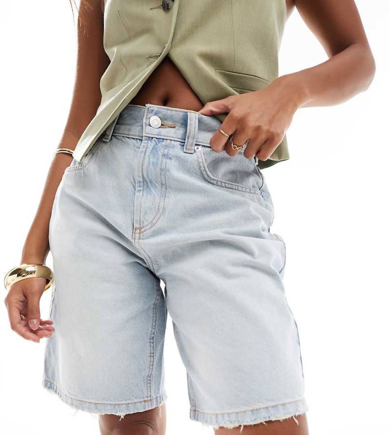 ASOS DESIGN Petite - Jeans-Bermudashorts in hellblauer Waschung von ASOS Petite