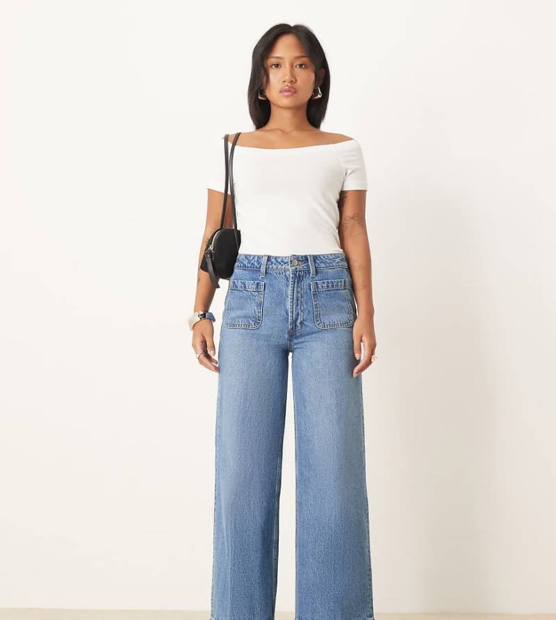 ASOS DESIGN Petite - Jeans in Mittelblau mit hohem Bund, weitem Schnitt und Vordertaschen von ASOS Petite