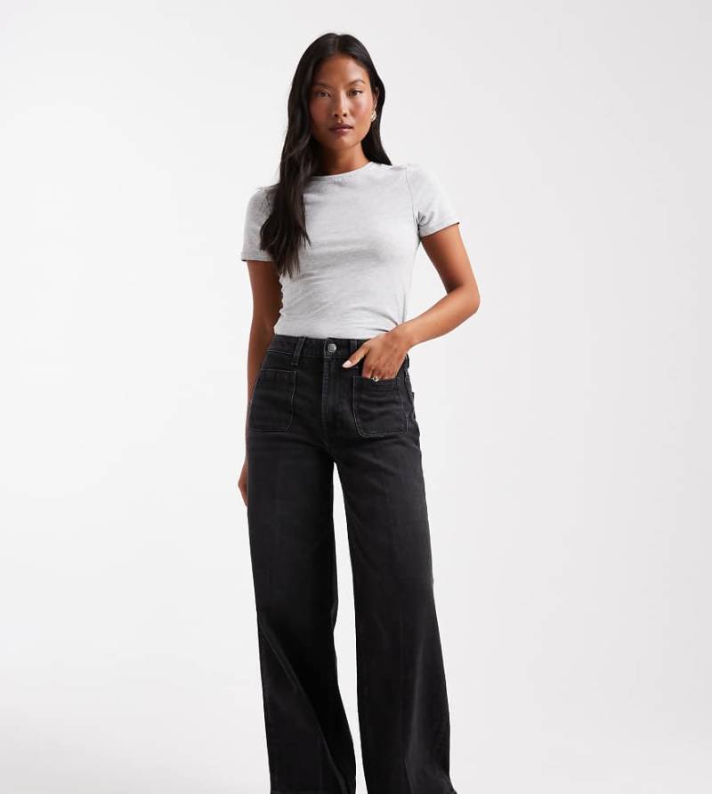 ASOS DESIGN Petite - Jeans in Schwarz mit hohem Bund, weitem Schnitt und Vordertaschen von ASOS Petite