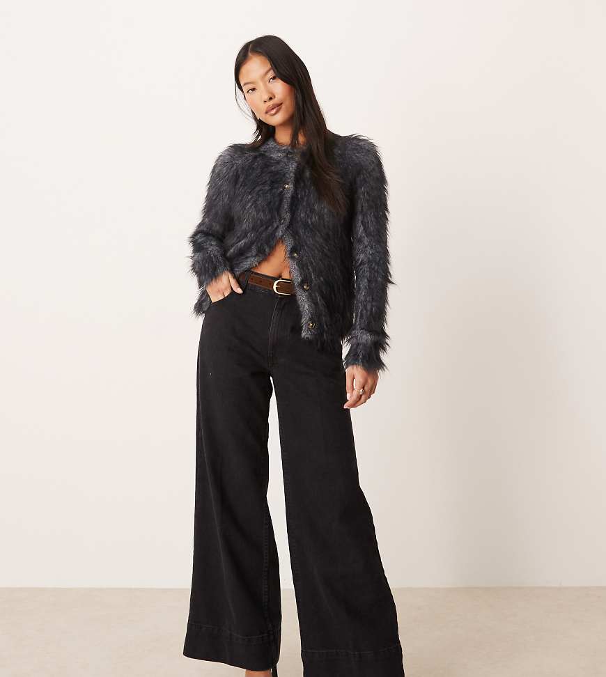 ASOS DESIGN Petite - Jeans in Schwarz mit weitem Bein, Gürtel und Bügelfalte vorne von ASOS Petite