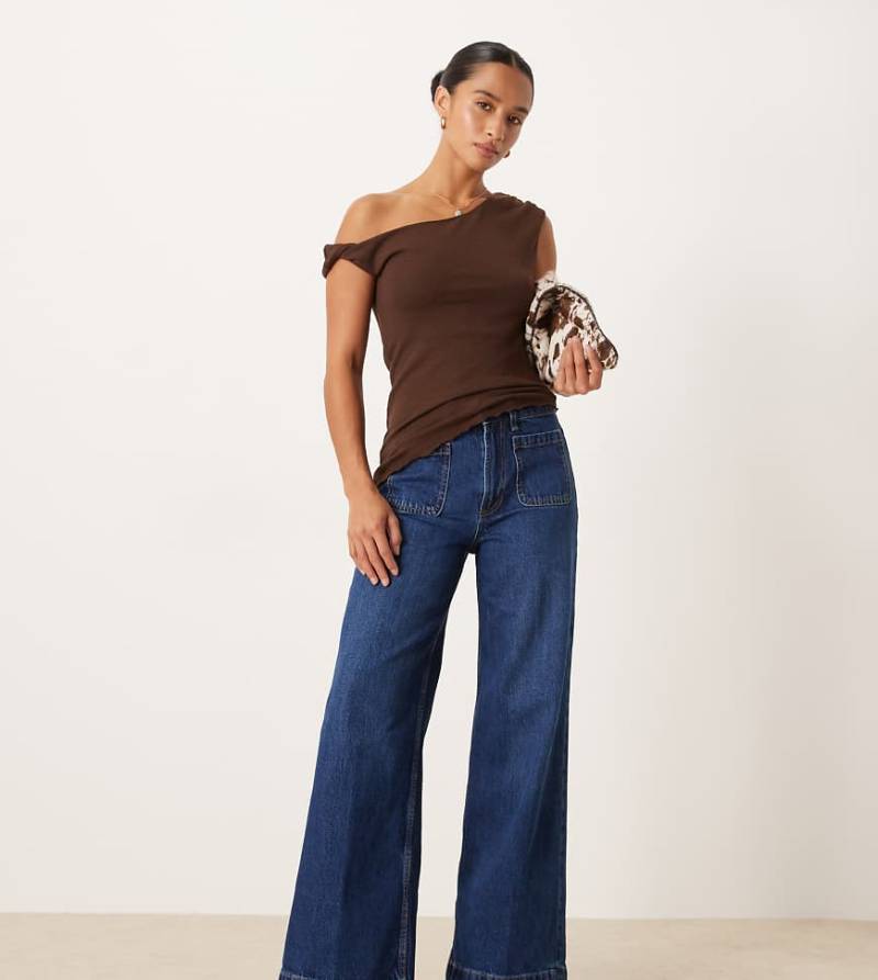 ASOS DESIGN Petite - Jeans in dunkler Waschung mit hohem Bund, weitem Bein und Vordertaschen-Blau ASOS DESIGN Petite - Jeans in dunkler Waschung mit hohem Bund, weitem Bein und Vordertaschen-Blau von ASOS Petite