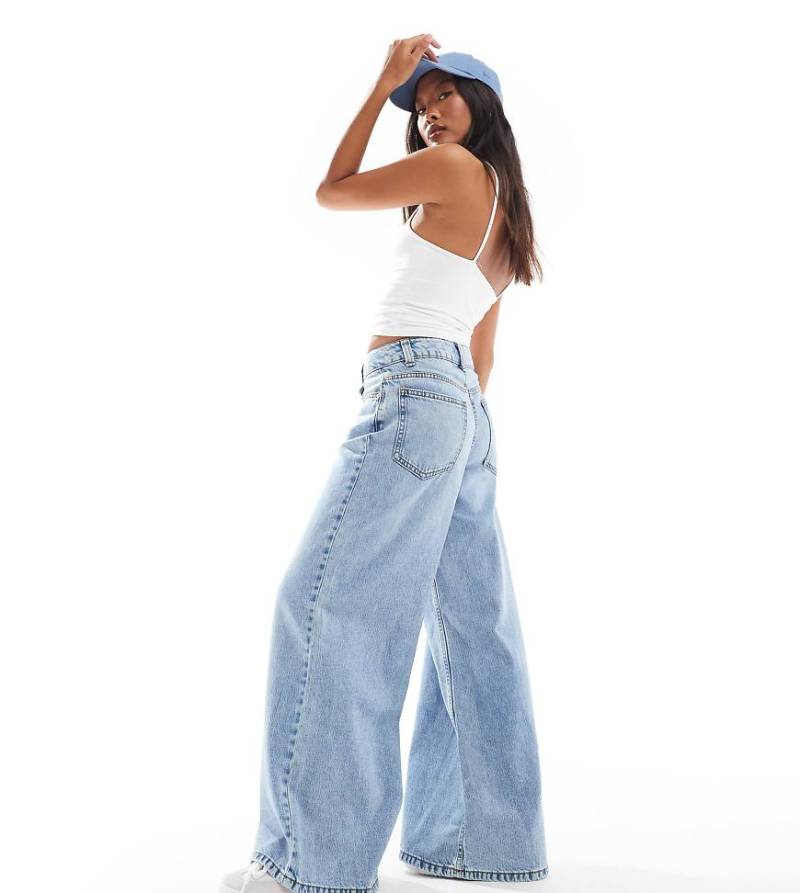 ASOS DESIGN Petite - Jeans in heller Waschung mit weitem Bein-Blau von ASOS Petite