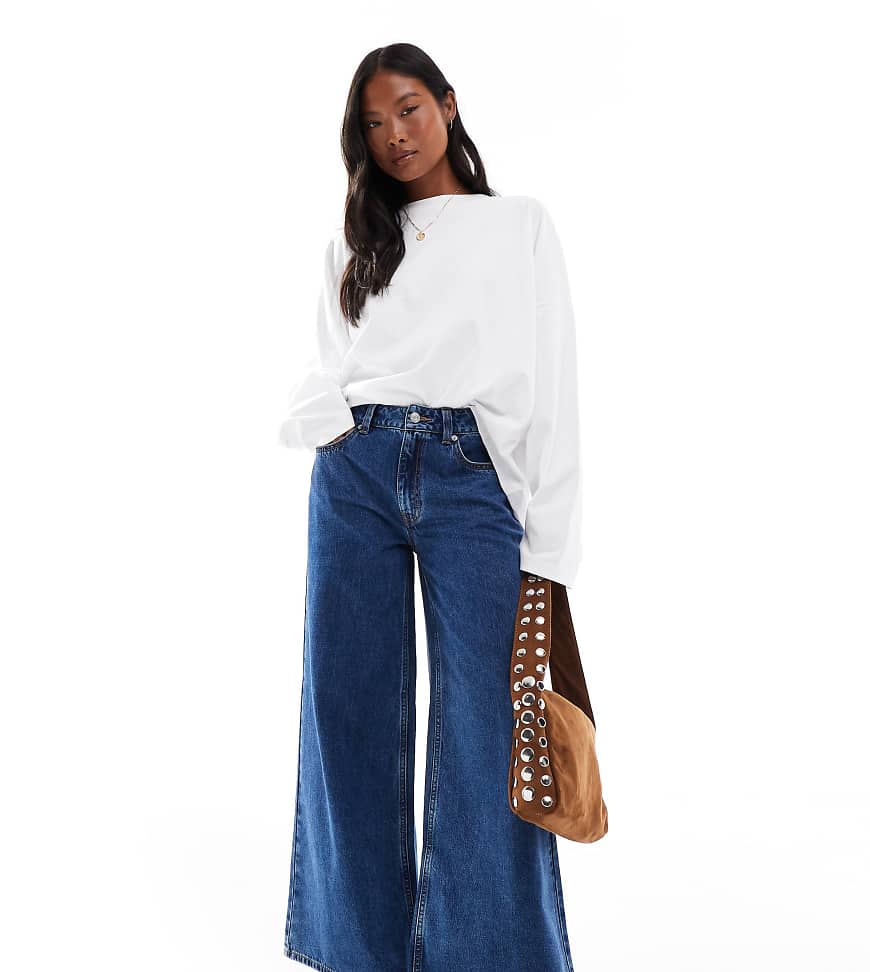 ASOS DESIGN Petite - Jeans in mittelblauer Waschung mit weitem Bein und hohem Bund von ASOS Petite