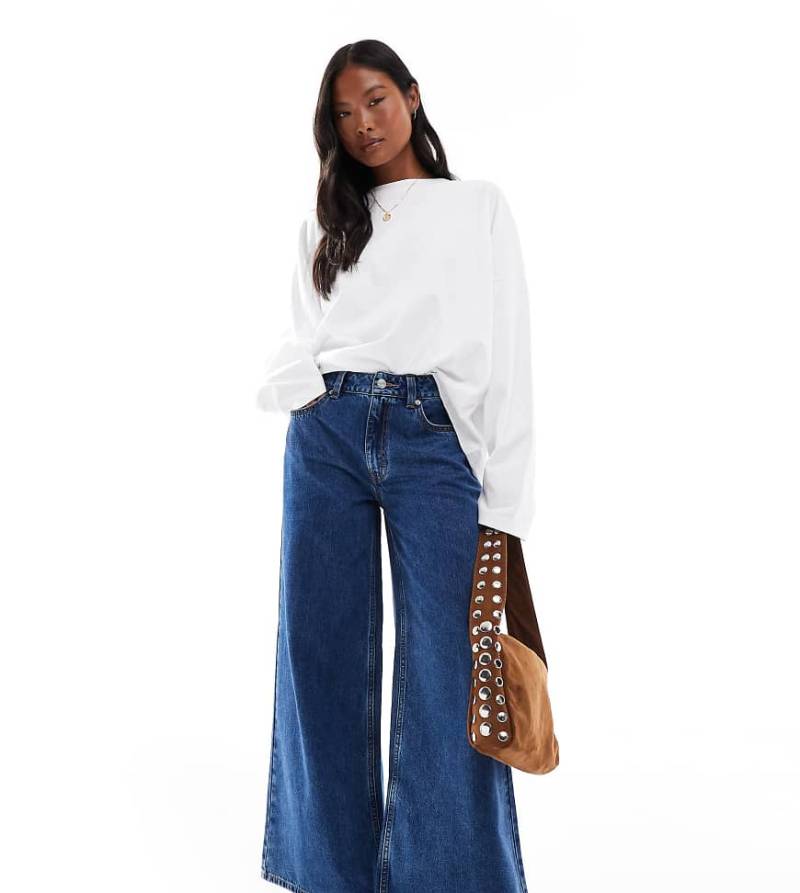 ASOS DESIGN Petite - Jeans in mittelblauer Waschung mit weitem Bein und hohem Bund von ASOS Petite