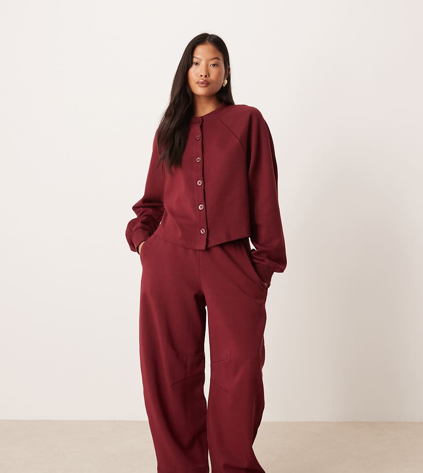 ASOS DESIGN Petite - Jogginghose aus Interlock in Burgunderrot mit weitem, abgerundetem Bein von ASOS Petite