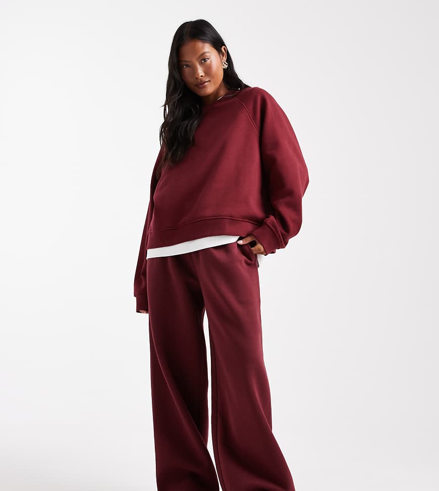 ASOS DESIGN Petite - Jogginghose in Burgunderrot mit angerauter Innenseite und weitem Bein ASOS DESIGN Petite - Jogginghose in Burgunderrot mit angerauter Innenseite und weitem Bein von ASOS Petite