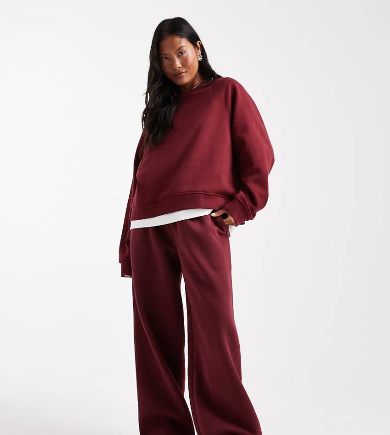 ASOS DESIGN Petite - Jogginghose in Burgunderrot mit angerauter Innenseite und weitem Bein ASOS DESIGN Petite - Jogginghose in Burgunderrot mit angerauter Innenseite und weitem Bein von ASOS Petite
