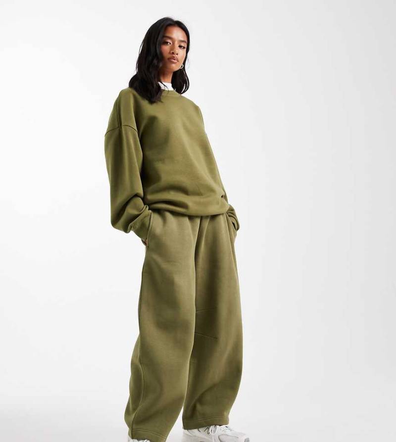 ASOS DESIGN Petite - Jogginghose in Khaki mit weicher Innenseite und abgerundetem Beinschnitt-Grün von ASOS Petite