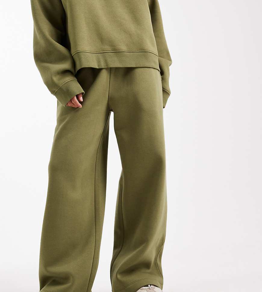 ASOS DESIGN Petite - Jogginghose in Khaki mit weitem Bein und weicher Innenseite-Grün ASOS DESIGN Petite - Jogginghose in Khaki mit weitem Bein und weicher Innenseite-Grün von ASOS Petite