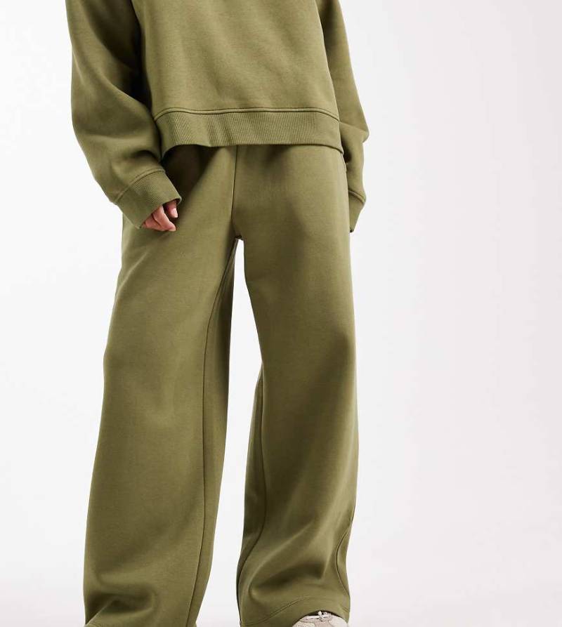 ASOS DESIGN Petite - Jogginghose in Khaki mit weitem Bein und weicher Innenseite-Grün ASOS DESIGN Petite - Jogginghose in Khaki mit weitem Bein und weicher Innenseite-Grün von ASOS Petite