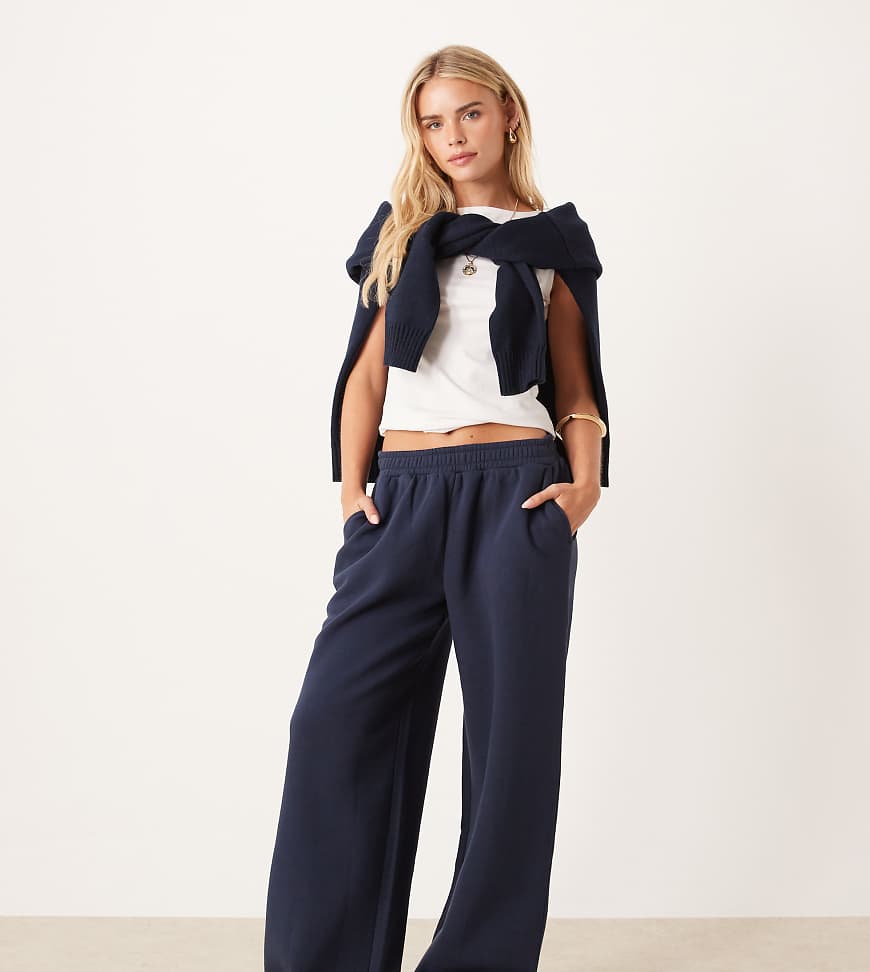 ASOS DESIGN Petite - Jogginghose in Marineblau mit weitem Bein und weicher Innenseite ASOS DESIGN Petite - Jogginghose in Marineblau mit weitem Bein und weicher Innenseite von ASOS Petite
