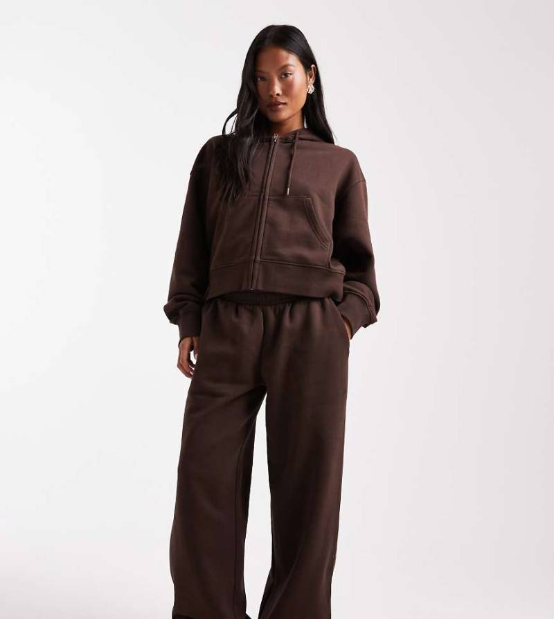 ASOS DESIGN Petite - Jogginghose in Schokobraun mit aufgerauter Innenseite und weitem Bein-Brown ASOS DESIGN Petite - Jogginghose in Schokobraun mit aufgerauter Innenseite und weitem Bein-Brown von ASOS Petite