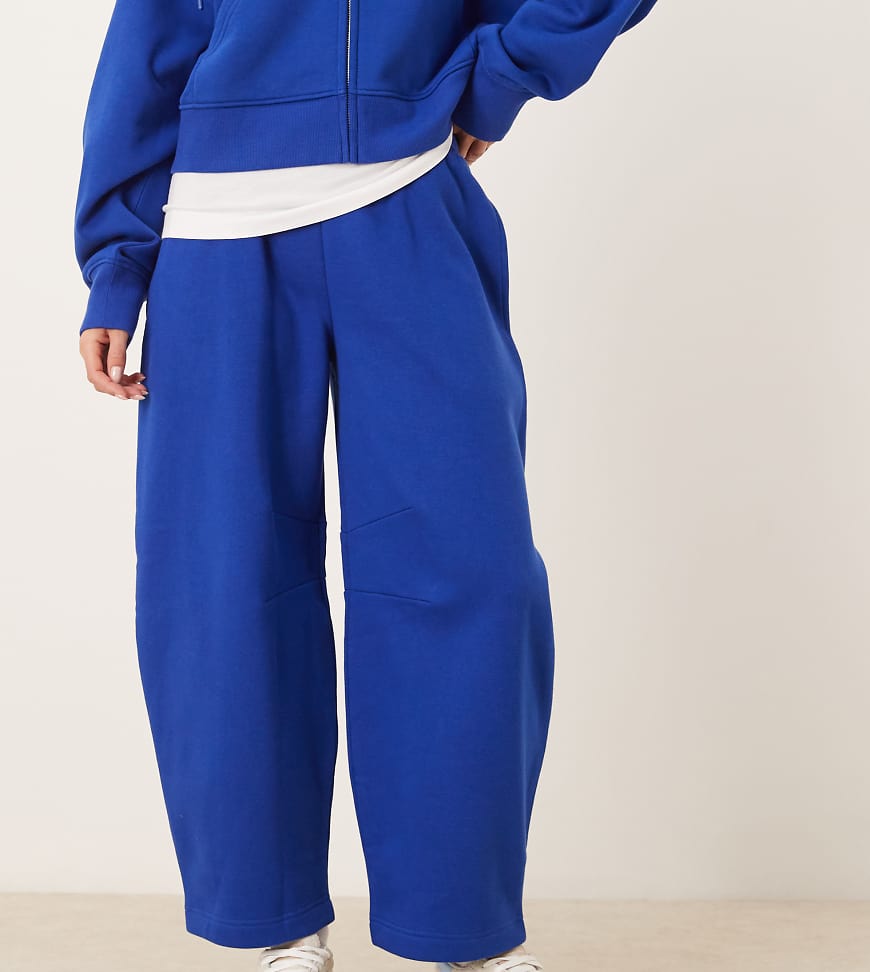 ASOS DESIGN Petite - Jogginghose in Tiefblau, mit weicher Innenseite und abgerundetem Bein von ASOS Petite