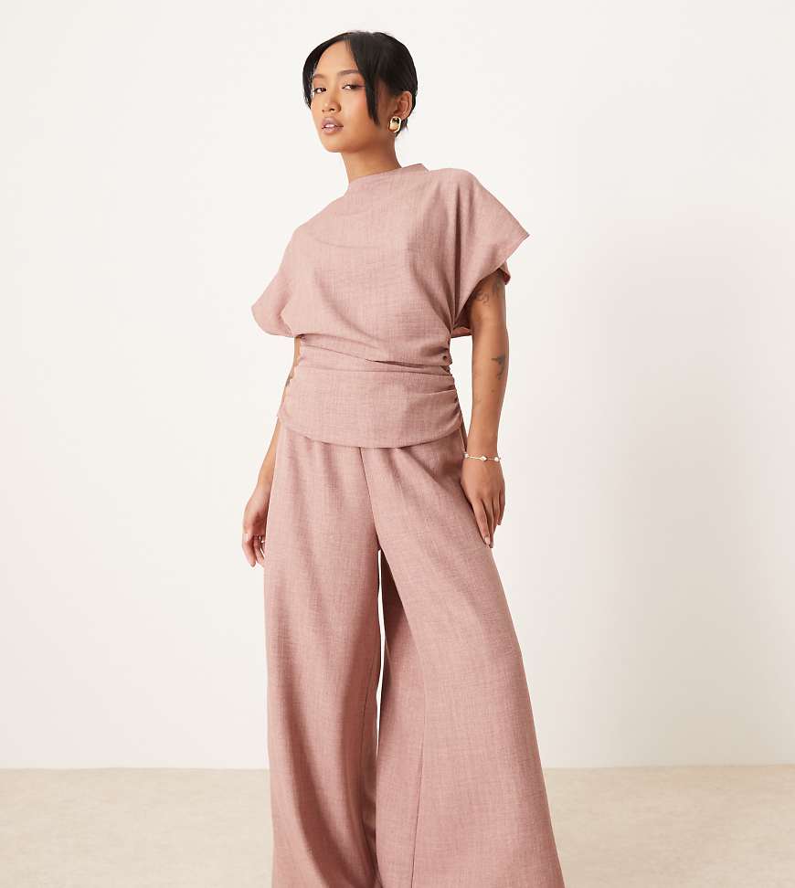 ASOS DESIGN Petite - Jumpsuit in Blush mit Leinenoptik, Rückenausschnitt und gerafftem Detail-Neutral von ASOS Petite