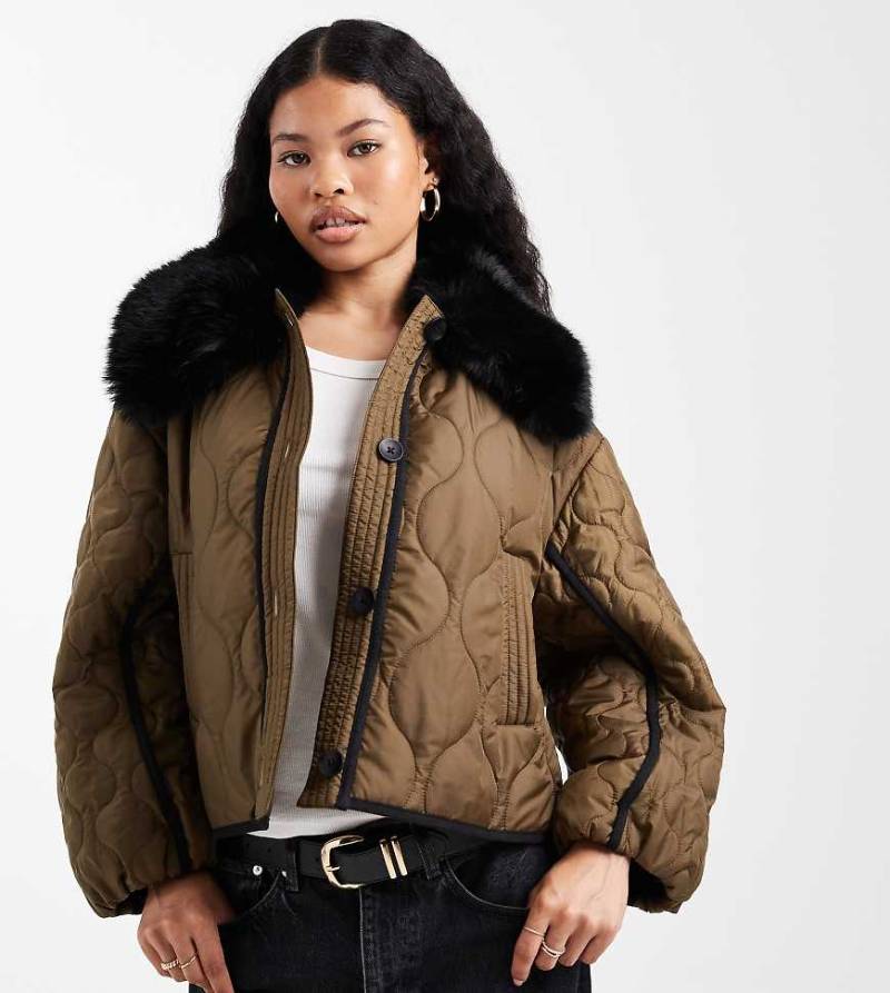 ASOS DESIGN Petite - Kragenlose Hybrid-Steppjacke in Khaki mit Teddyfell-Grün von ASOS Petite