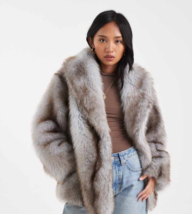 ASOS DESIGN Petite - Kunstpelzmantel in Blau mit Kontraststreifen in Braun-Bunt von ASOS Petite