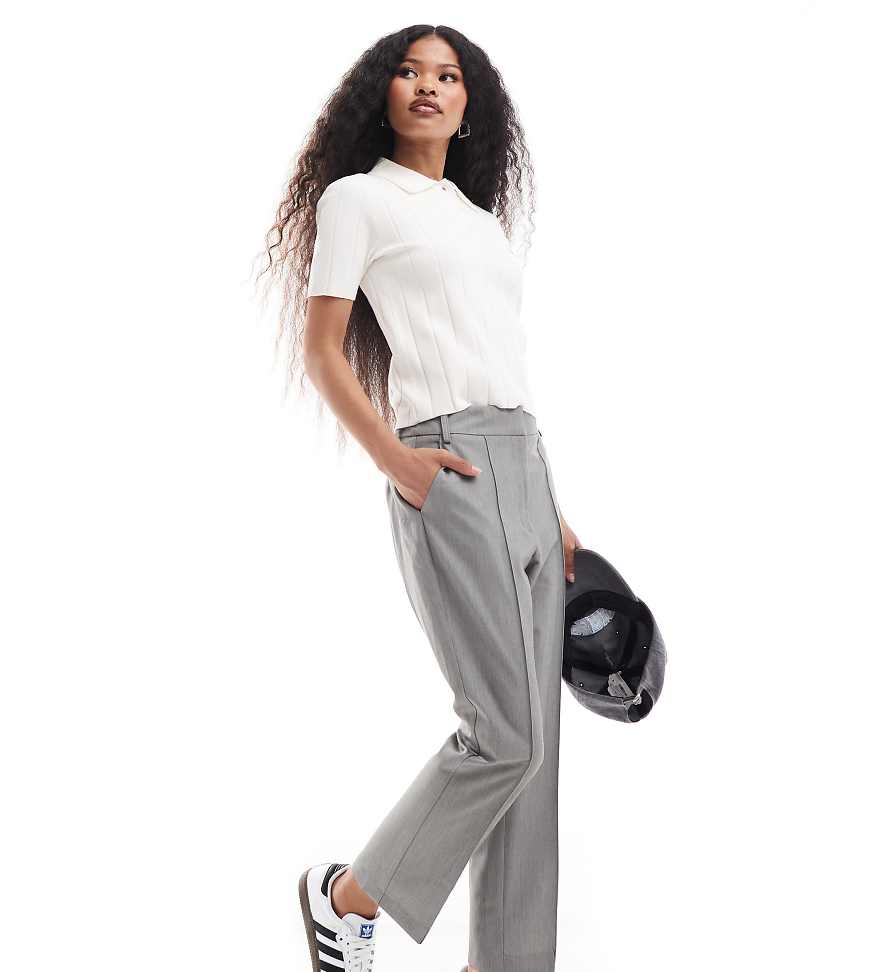 ASOS DESIGN Petite - Kurz geschnittene, elegante Hose in Grau mit hohem Bund ASOS DESIGN Petite - Kurz geschnittene, elegante Hose in Grau mit hohem Bund von ASOS Petite
