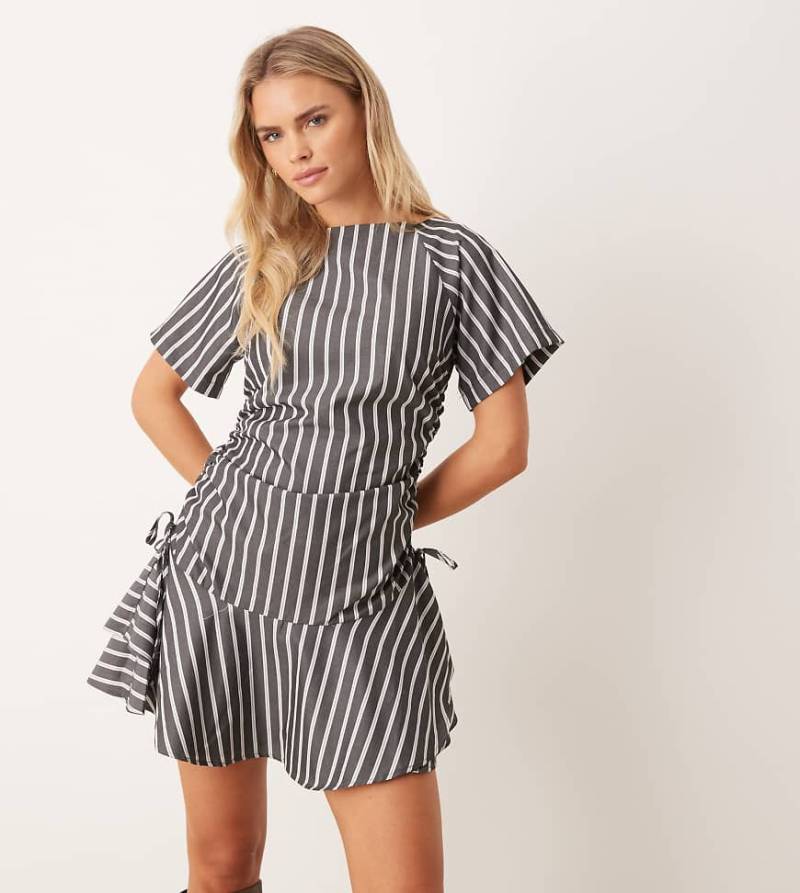 ASOS DESIGN Petite - Kurzärmliges Minikleid in Grau mit Streifen und gerafftem Bindedetail an der Taille von ASOS Petite