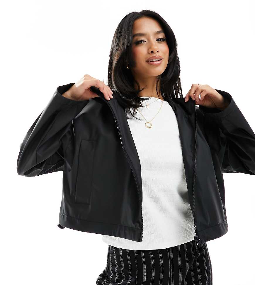 ASOS DESIGN Petite - Kurze Regenjacke in Schwarz mit Kapuze von ASOS Petite