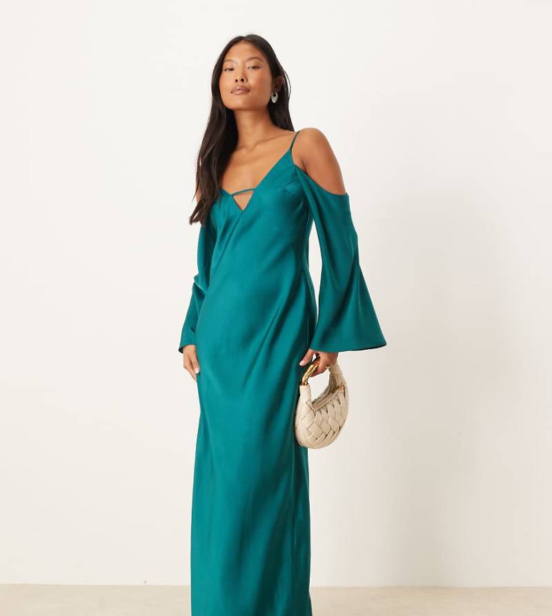 ASOS DESIGN Petite - Langärmliges Camisole-Maxikleid aus Satin in Blaugrün mit abfallenden Schultern von ASOS Petite