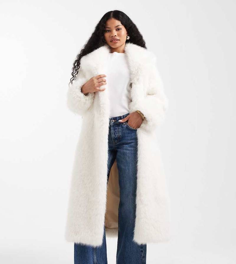 ASOS DESIGN Petite - Langer Mantel aus Kunstpelz in Creme mit Bindegürtel-Weiß ASOS DESIGN Petite - Langer Mantel aus Kunstpelz in Creme mit Bindegürtel-Weiß von ASOS Petite