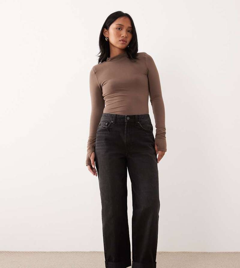 ASOS DESIGN Petite - Locker geschnittene Mom-Jeans in Schwarz mit hohem Bund von ASOS Petite