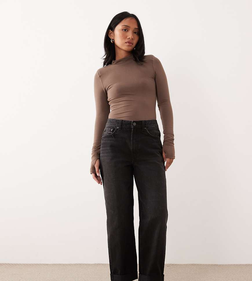 ASOS DESIGN Petite - Locker geschnittene Mom-Jeans in Schwarz mit hohem Bund von ASOS Petite