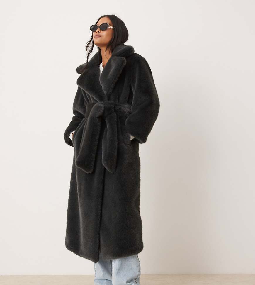 ASOS DESIGN Petite - Longline-Mantel aus Kunstpelz in Tannengrün mit Bindegürtel von ASOS Petite