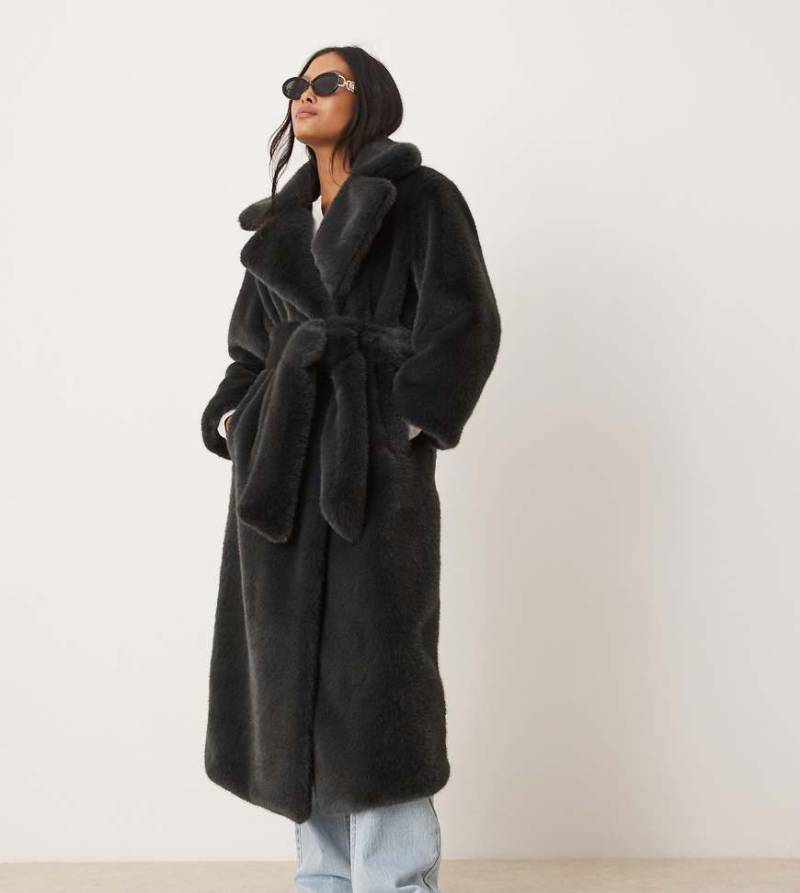 ASOS DESIGN Petite - Longline-Mantel aus Kunstpelz in Tannengrün mit Bindegürtel von ASOS Petite