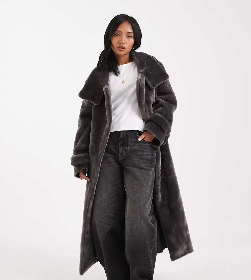 ASOS DESIGN Petite - Longline-Mantel aus kuscheligem Teddyfell in Anthrazit mit Stehkragen-Grau von ASOS Petite