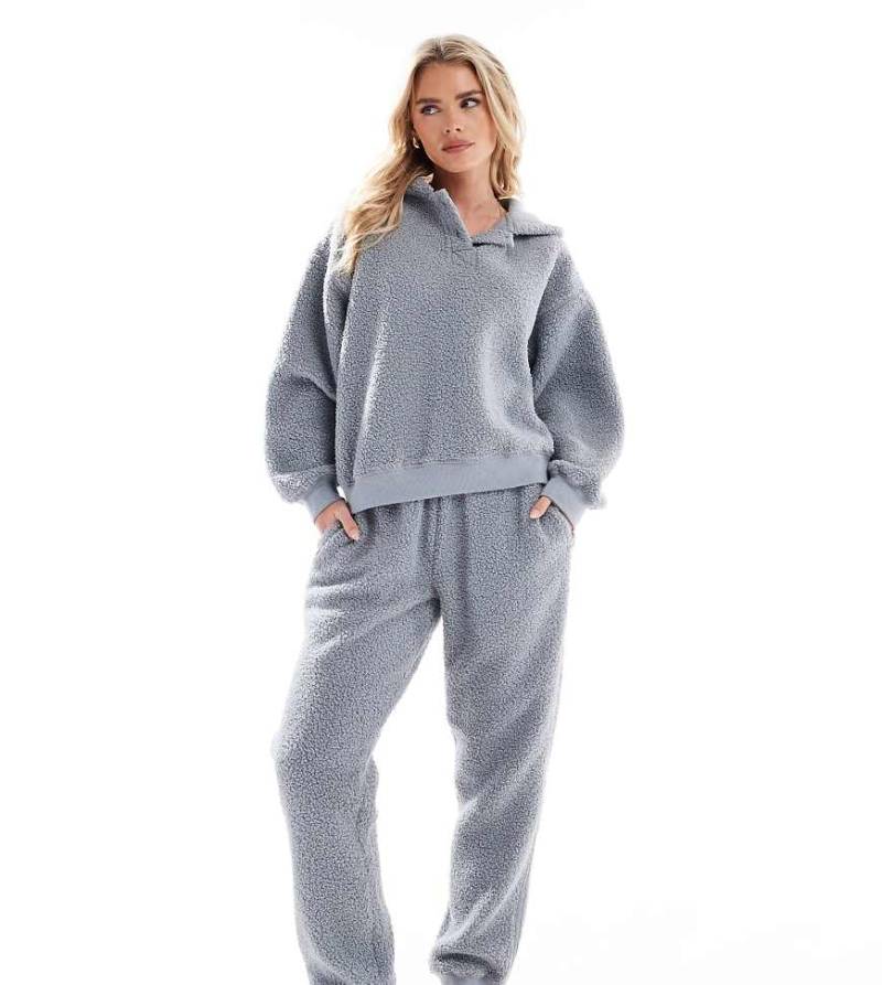 ASOS DESIGN Petite - Lounge-Set aus Oversize-Kapuzenpullover und Jogginghose aus Teddyfell in Blau von ASOS Petite
