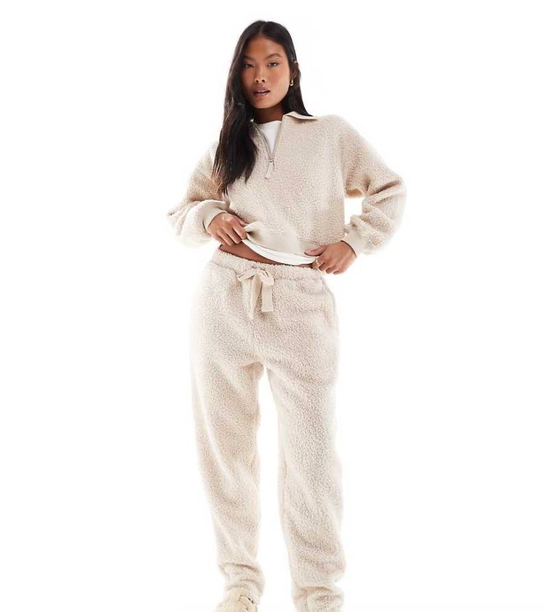 ASOS DESIGN Petite - Lounge-Set aus Sweatshirt mit Reißverschluss-Kragen und schmal zulaufender Hose aus Teddyfell in Creme-Weiß von ASOS Petite
